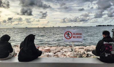 Pengunjung menikmati suasana di kawasan kluster Sunset Quay kawasan Center Point of Indonesia (CPI), Makassar, Jumat (18/2/2022).