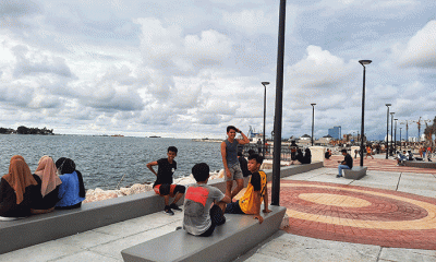 Pengunjung menikmati suasana di kawasan kluster Sunset Quay kawasan Center Point of Indonesia (CPI), Makassar, Jumat (18/2/2022).