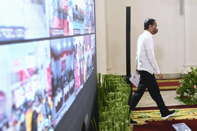 Presiden Joko Widodo mendorong seluruh daerah untuk mempercepat program vaksinasi dengan memfokuskan suntikan kedua dan penguat (booster).
