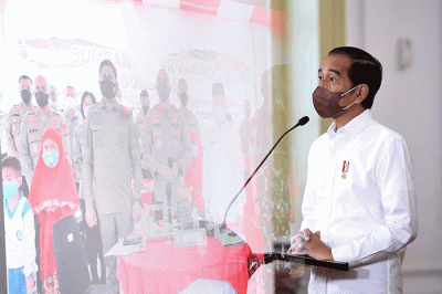 Presiden Joko Widodo mendorong seluruh daerah untuk mempercepat program vaksinasi dengan memfokuskan suntikan kedua dan penguat (booster).
