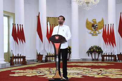Presiden Joko Widodo mendorong seluruh daerah untuk mempercepat program vaksinasi dengan memfokuskan suntikan kedua dan penguat (booster).