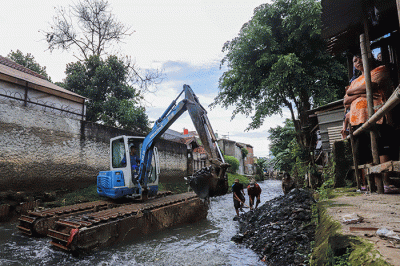 Warga melihat proses pengerukan Kali Mampang di Pondok Jaya, Jakarta Selatan, Sabtu (19/2/2022).