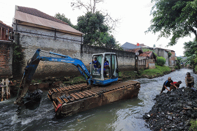 Warga melihat proses pengerukan Kali Mampang di Pondok Jaya, Jakarta Selatan, Sabtu (19/2/2022).