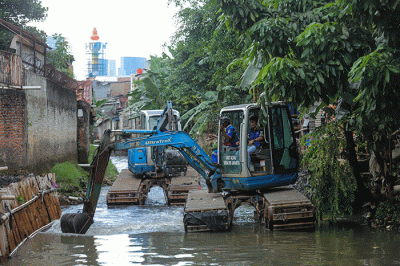 Warga melihat proses pengerukan Kali Mampang di Pondok Jaya, Jakarta Selatan, Sabtu (19/2/2022).