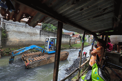 Warga melihat proses pengerukan Kali Mampang di Pondok Jaya, Jakarta Selatan, Sabtu (19/2/2022).