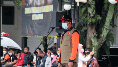Kepala BNPB Letnan Jenderal TNI Suharyanto terjun langsung membagikan masker di wilayah Kota Bandung, Jawa Barat pada Sabtu (19/2).