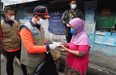 Kepala BNPB Letnan Jenderal TNI Suharyanto terjun langsung membagikan masker di wilayah Kota Bandung, Jawa Barat pada Sabtu (19/2).