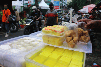 Pedagang tahu dan tempe di kawasan jalan Pasar Serdang, Kemayoran, Jakarta, Sabtu (19/2/2022).