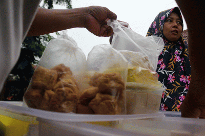 Pedagang tahu dan tempe di kawasan jalan Pasar Serdang, Kemayoran, Jakarta, Sabtu (19/2/2022).