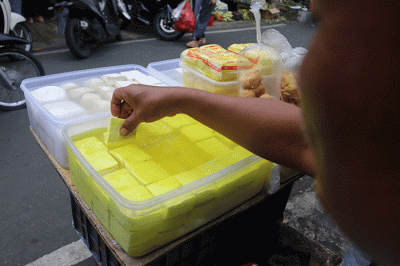 Pedagang tahu dan tempe di kawasan jalan Pasar Serdang, Kemayoran, Jakarta, Sabtu (19/2/2022).