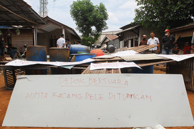 Sejumlah pengerajin tempe melakukan aksi mogok produksi di Cimanggis, Depok, Jawa Barat, Senin (21/2/2022).