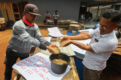 Sejumlah pengerajin tempe melakukan aksi mogok produksi di Cimanggis, Depok, Jawa Barat, Senin (21/2/2022).