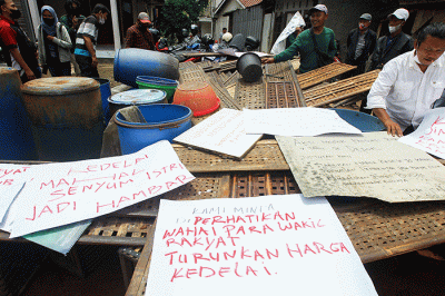 Sejumlah pengerajin tempe melakukan aksi mogok produksi di Cimanggis, Depok, Jawa Barat, Senin (21/2/2022).