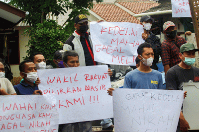 Sejumlah pengerajin tempe melakukan aksi mogok produksi di Cimanggis, Depok, Jawa Barat, Senin (21/2/2022).