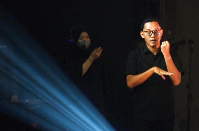 Gubernur Sumsel Herman Deru bersama Duta Literasi Sumsel Ratu Tenny Leriva meluncurkan Gerakan Literasi Bahasa Isyarat, Minggu (20/2/2022).