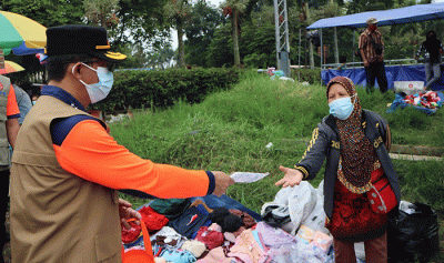 Kepala Badan Nasional Penanggulangan Bencana (BNPB) Letnan Jenderal TNI Suharyanto kembali turun ke jalan membagikan masker kepada warga.