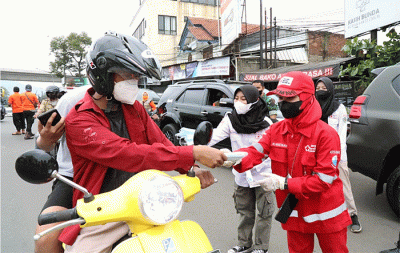 Kepala Badan Nasional Penanggulangan Bencana (BNPB) Letnan Jenderal TNI Suharyanto kembali turun ke jalan membagikan masker kepada warga.