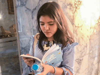 Top 12 Puteri Kebudayaan Indonesia 2020 Cintya Amanda Labetta menerbitkan sebuah buku puisi berjudul “Life Upon a Poem”.