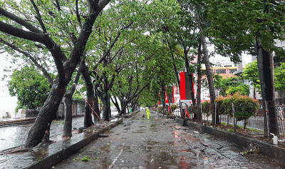 Cuaca buruk di kawasan Pantai Losari, Makassar, Senin (21/2/2022).