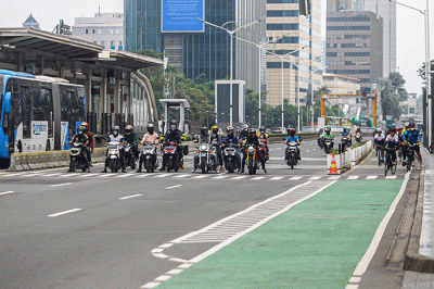 Sejumlah kendaraan melintas di Jalan Jenderal Sudirman, Jakarta, Minggu (20/2/2022).