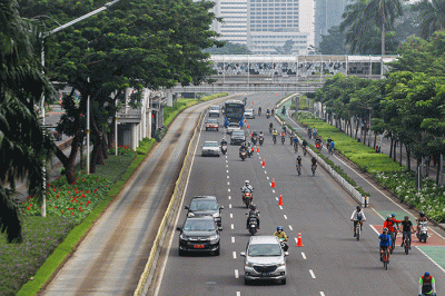 Sejumlah kendaraan melintas di Jalan Jenderal Sudirman, Jakarta, Minggu (20/2/2022).