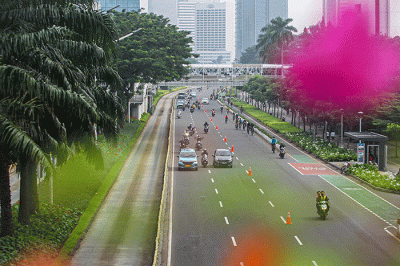 Sejumlah kendaraan melintas di Jalan Jenderal Sudirman, Jakarta, Minggu (20/2/2022).