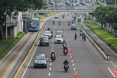 Sejumlah kendaraan melintas di Jalan Jenderal Sudirman, Jakarta, Minggu (20/2/2022).