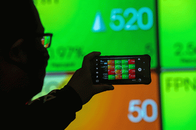 Layar menampilkan pergerakan Indeks Harga Saham Gabungan (IHSG) di gedung Bursa Efek Indonesia, Jakarta, Senin (21/2/2022).