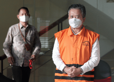 Tersangka Kepala Dinas Perumahan, Kawasan Permukiman dan Pertanahan Kota Bekasi nonaktif, Jumhana Luthfi usai menjalani pemeriksaan di Gedung KPK.