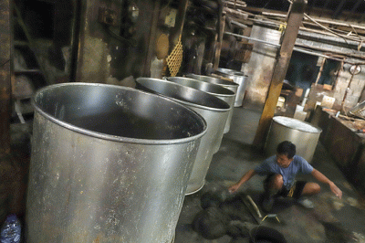 Suasana tanpa aktivitas produksi pada salah satu pabrik tempe dan tahu di kawasan Duren Tiga, Jakarta Selatan, Senin (21/2/2022).