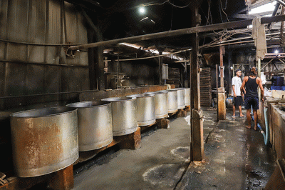 Suasana tanpa aktivitas produksi pada salah satu pabrik tempe dan tahu di kawasan Duren Tiga, Jakarta Selatan, Senin (21/2/2022).