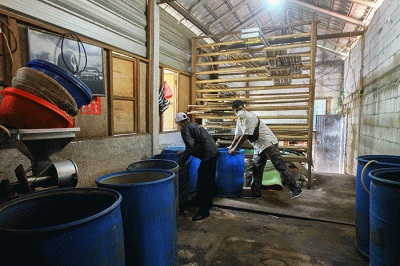 Suasana tanpa aktivitas produksi di salah satu pabrik tempe kawasan Cimanggis, Depok, Jawa Barat, Senin (21/2/2022).