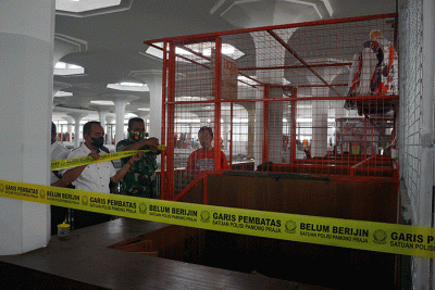 Petugas Satpol PP Kota Semarang menyegel 109 lapak pedagang di Pasar Johar Semarang, Jawa Tengah, Senin (21/2/2022).