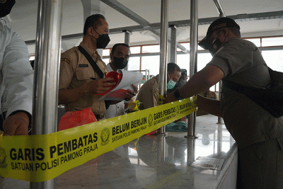 Petugas Satpol PP Kota Semarang menyegel 109 lapak pedagang di Pasar Johar Semarang, Jawa Tengah, Senin (21/2/2022).