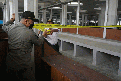 Petugas Satpol PP Kota Semarang menyegel 109 lapak pedagang di Pasar Johar Semarang, Jawa Tengah, Senin (21/2/2022).