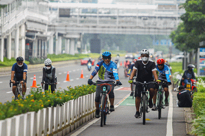 Warga bersepeda di Jalan Jenderal Sudirman, Jakarta, Minggu (20/2/2022).
