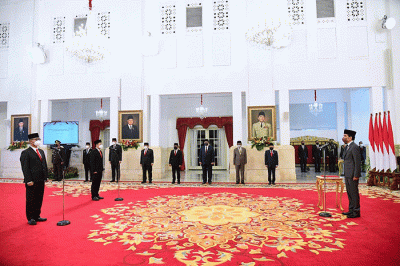 Presiden Joko Widodo melantik Gubernur Lemhannas Republik Indonesia dan Kepala Badan Pangan Nasional di Istana Negara, Jakarta.