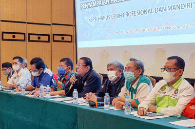 Wakil Ketua KSPSI Matias Tambing (tengah) bersama pengurus memberikan keterangan disela HUT ke-49 dan Kongres X KSPSI di Jakarta, Minggu (20/2/2022).
