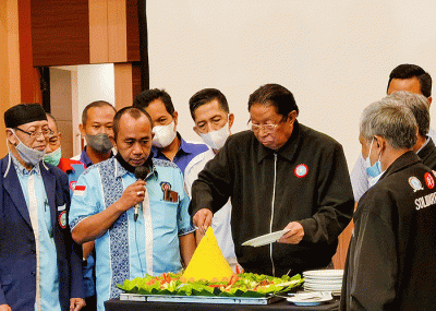 Wakil Ketua KSPSI Matias Tambing (tengah) bersama pengurus memberikan keterangan disela HUT ke-49 dan Kongres X KSPSI di Jakarta, Minggu (20/2/2022).