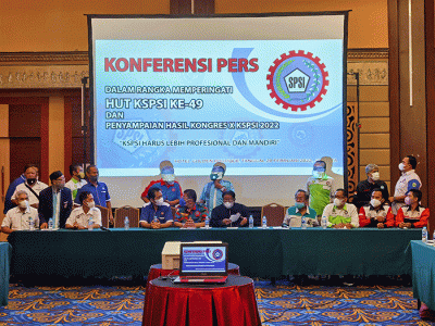 Wakil Ketua KSPSI Matias Tambing (tengah) bersama pengurus memberikan keterangan disela HUT ke-49 dan Kongres X KSPSI di Jakarta, Minggu (20/2/2022).