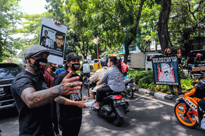 Sejumlah penggemar musisi Jerinx SID dan band Superman Is Dead (SID), Outsider menggelar aksi solidaritas.