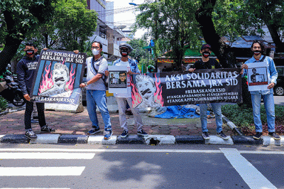 Sejumlah penggemar musisi Jerinx SID dan band Superman Is Dead (SID), Outsider menggelar aksi solidaritas.