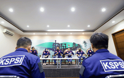 Ketua Umum DPP Konfederasi Serikat Pekerja Seluruh Indonesia (KSPSI) Yorrys Raweyai (tengah) memberikan keterangan mengenai penyelenggaraan Kongres X KSPSI.
