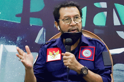 Ketua Umum DPP Konfederasi Serikat Pekerja Seluruh Indonesia (KSPSI) Yorrys Raweyai (tengah) memberikan keterangan mengenai penyelenggaraan Kongres X KSPSI.