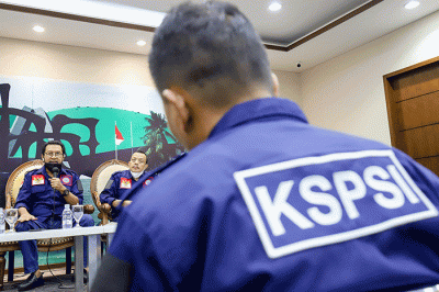 Ketua Umum DPP Konfederasi Serikat Pekerja Seluruh Indonesia (KSPSI) Yorrys Raweyai (tengah) memberikan keterangan mengenai penyelenggaraan Kongres X KSPSI.