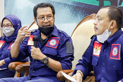 Ketua Umum DPP Konfederasi Serikat Pekerja Seluruh Indonesia (KSPSI) Yorrys Raweyai (tengah) memberikan keterangan mengenai penyelenggaraan Kongres X KSPSI.