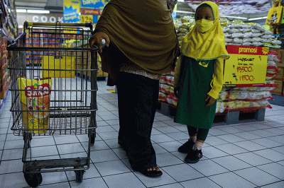 Warga antre untuk membeli minyak goreng di di Hypermart, Palembang Indah Mall, Palembang, Selasa (22/2/2022).