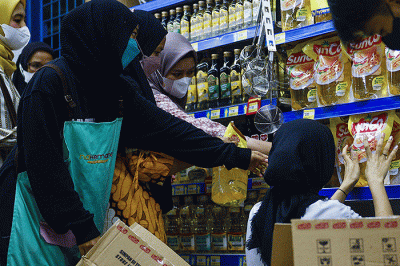 Warga antre untuk membeli minyak goreng di di Hypermart, Palembang Indah Mall, Palembang, Selasa (22/2/2022).