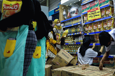 Warga antre untuk membeli minyak goreng di di Hypermart, Palembang Indah Mall, Palembang, Selasa (22/2/2022).