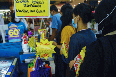Warga antre untuk membeli minyak goreng di di Hypermart, Palembang Indah Mall, Palembang, Selasa (22/2/2022).